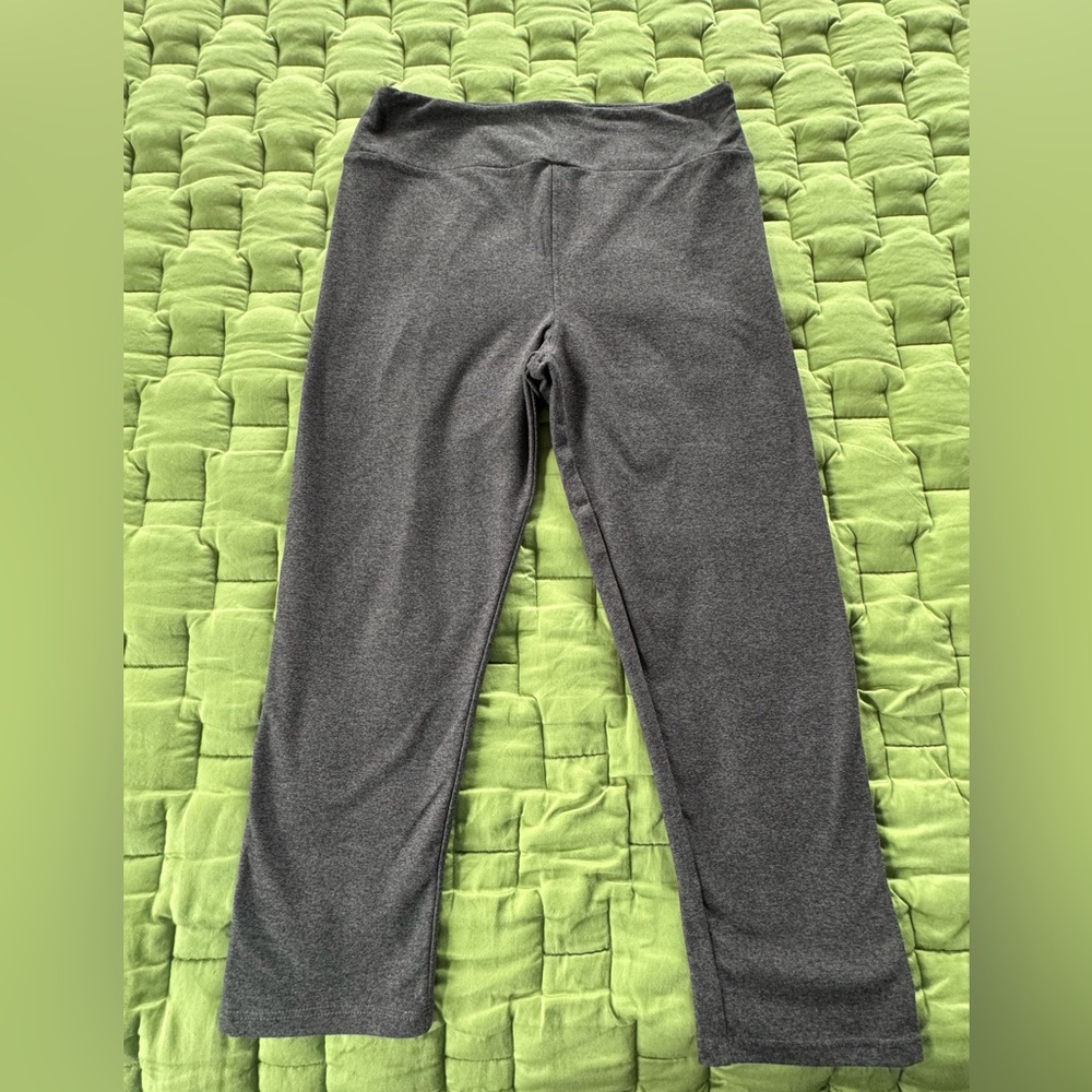 Grace and Lace - Live-in Capris Leggings
COLOR: HEATHER CHARCOAL | SIZE: 8-12